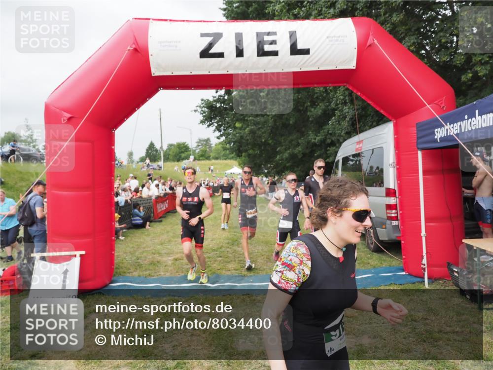 21.06.2025 - 27. Vierlanden-Triathlon MichiJ http://msf.ph/oto/8034400 15.06.2026 12:57:59 Ziel 75, 976, 1019, 1020, 1022, 1023 meine-sportfotos.de