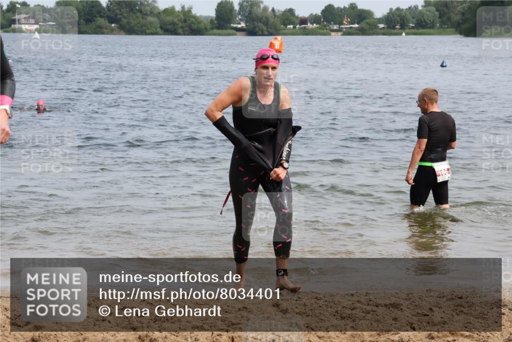 15.06.2025 - 27. Vierlanden-Triathlon Lena Gebhardt http://msf.ph/oto/8034401 15.06.2025 11:19:49 Schwimmen 899, 915, 964 meine-sportfotos.de