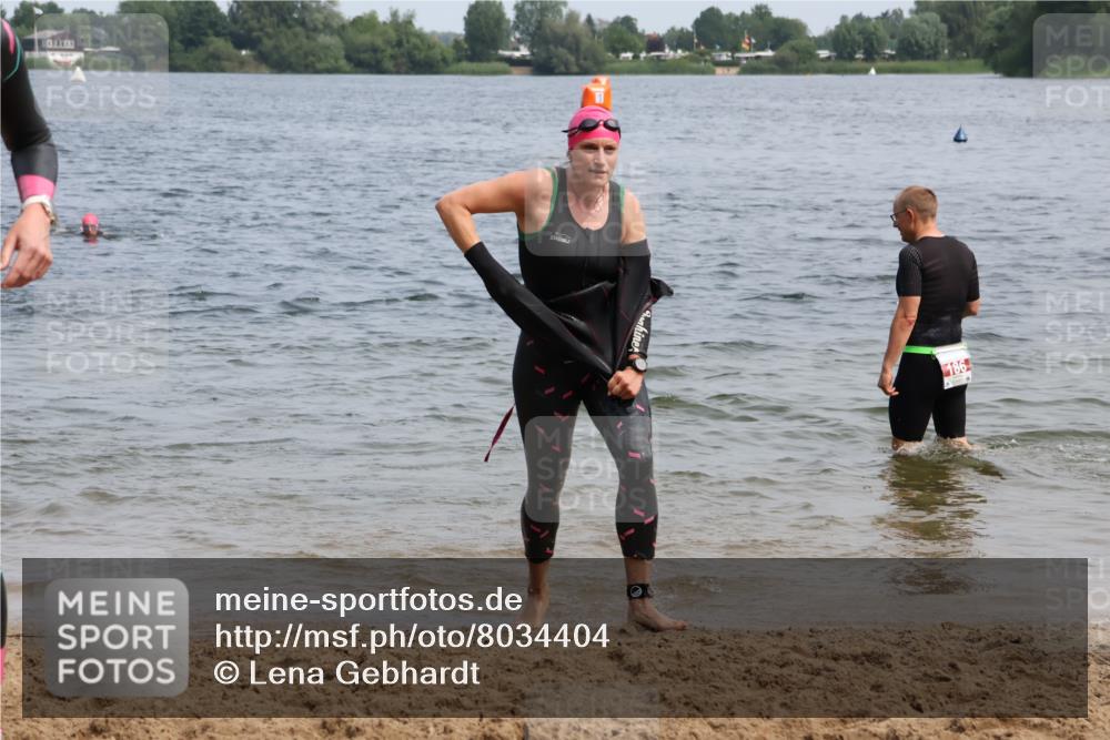 15.06.2025 - 27. Vierlanden-Triathlon Lena Gebhardt http://msf.ph/oto/8034404 15.06.2025 11:19:49 Schwimmen 899, 915, 964 meine-sportfotos.de