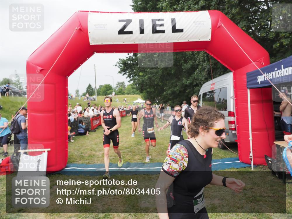 21.06.2025 - 27. Vierlanden-Triathlon MichiJ http://msf.ph/oto/8034405 15.06.2026 12:57:59 Ziel 75, 976, 1019, 1020, 1022, 1023 meine-sportfotos.de
