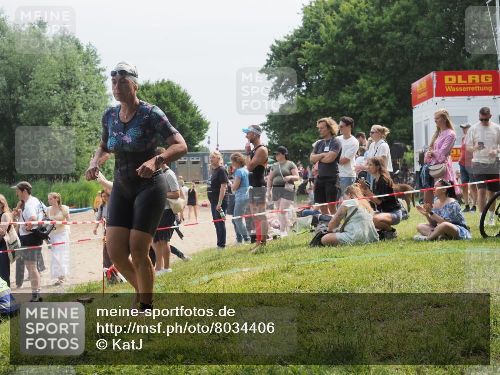 15.06.2025 - 27. Vierlanden-Triathlon KatJ http://msf.ph/oto/8034406 15.06.2025 11:18:23 Schwimmen 908, 933 meine-sportfotos.de