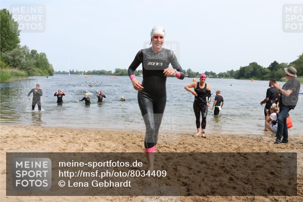 15.06.2025 - 27. Vierlanden-Triathlon Lena Gebhardt http://msf.ph/oto/8034409 15.06.2025 11:19:50 Schwimmen 899, 915, 964 meine-sportfotos.de