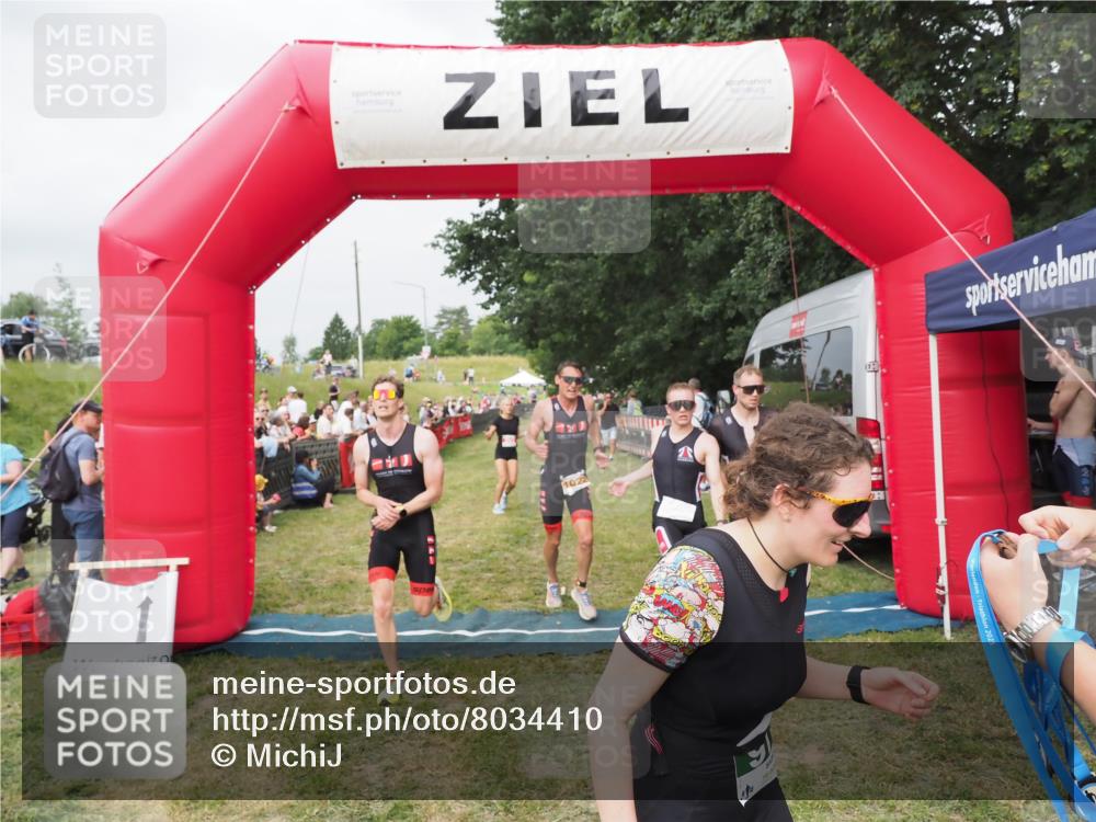 21.06.2025 - 27. Vierlanden-Triathlon MichiJ http://msf.ph/oto/8034410 15.06.2026 12:57:59 Ziel 75, 976, 1019, 1020, 1022, 1023 meine-sportfotos.de