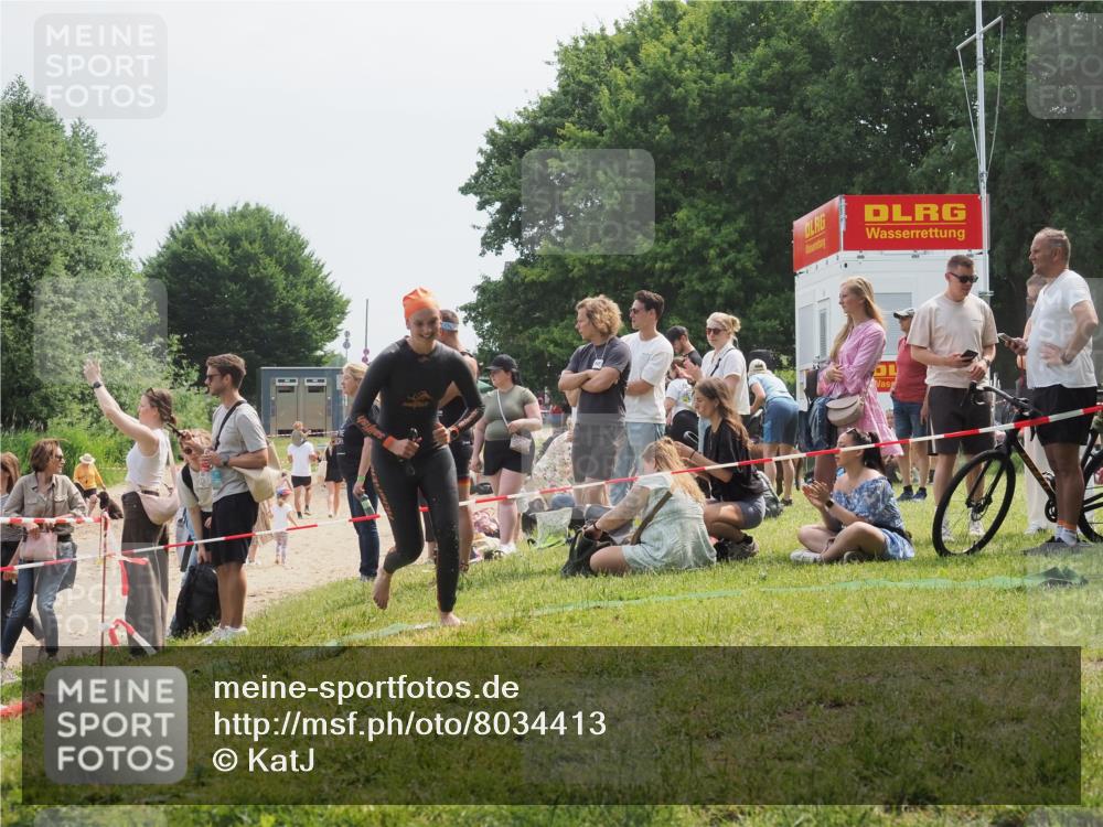 15.06.2025 - 27. Vierlanden-Triathlon KatJ http://msf.ph/oto/8034413 15.06.2025 11:18:25 Schwimmen 908, 933, 970 meine-sportfotos.de