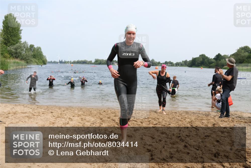 15.06.2025 - 27. Vierlanden-Triathlon Lena Gebhardt http://msf.ph/oto/8034414 15.06.2025 11:19:50 Schwimmen 899, 915, 964 meine-sportfotos.de