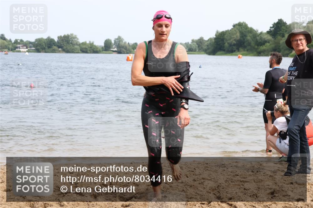 15.06.2025 - 27. Vierlanden-Triathlon Lena Gebhardt http://msf.ph/oto/8034416 15.06.2025 11:19:51 Schwimmen 899, 915, 932, 964 meine-sportfotos.de