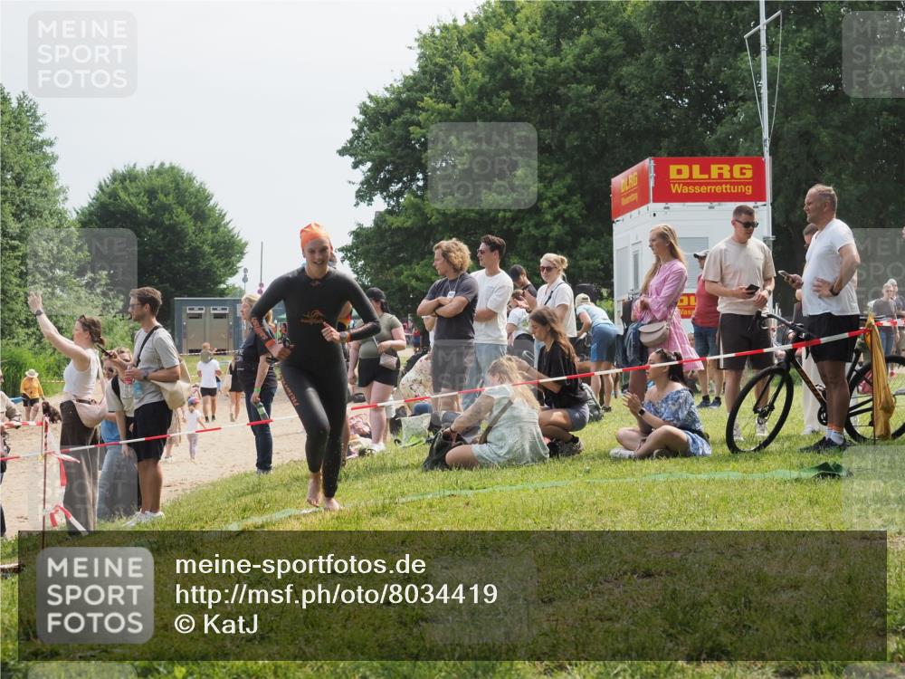15.06.2025 - 27. Vierlanden-Triathlon KatJ http://msf.ph/oto/8034419 15.06.2025 11:18:25 Schwimmen 908, 933, 970 meine-sportfotos.de