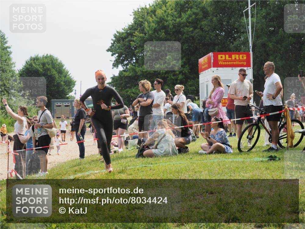 15.06.2025 - 27. Vierlanden-Triathlon KatJ http://msf.ph/oto/8034424 15.06.2025 11:18:25 Schwimmen 908, 933, 970 meine-sportfotos.de