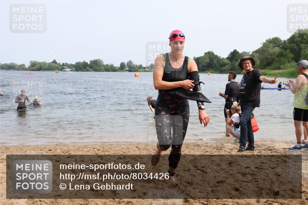 15.06.2025 - 27. Vierlanden-Triathlon Lena Gebhardt http://msf.ph/oto/8034426 15.06.2025 11:19:52 Schwimmen 889, 899, 915, 932, 964 meine-sportfotos.de