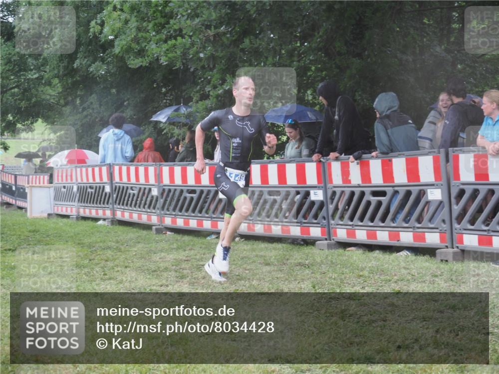 21.06.2025 - 27. Vierlanden-Triathlon KatJ http://msf.ph/oto/8034428 15.06.2025 13:48:46 Ziel 684, 1149 meine-sportfotos.de