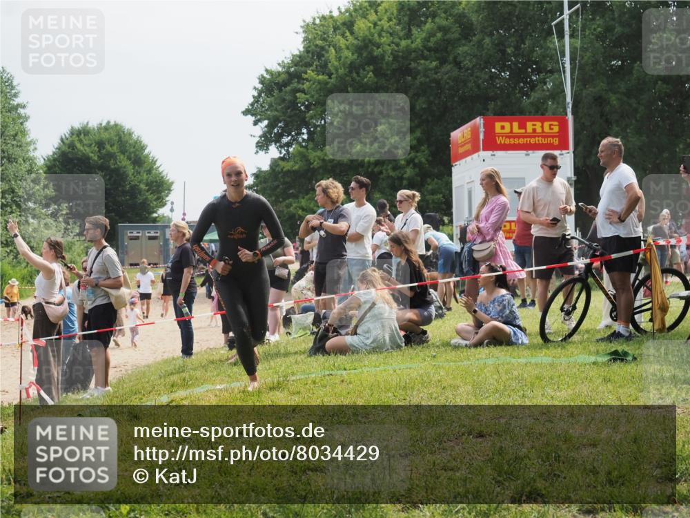 15.06.2025 - 27. Vierlanden-Triathlon KatJ http://msf.ph/oto/8034429 15.06.2025 11:18:26 Schwimmen 908, 933, 970 meine-sportfotos.de