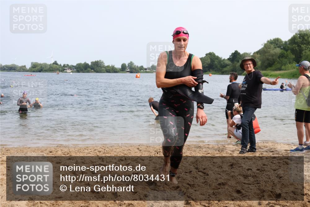15.06.2025 - 27. Vierlanden-Triathlon Lena Gebhardt http://msf.ph/oto/8034431 15.06.2025 11:19:52 Schwimmen 889, 899, 915, 932, 964 meine-sportfotos.de