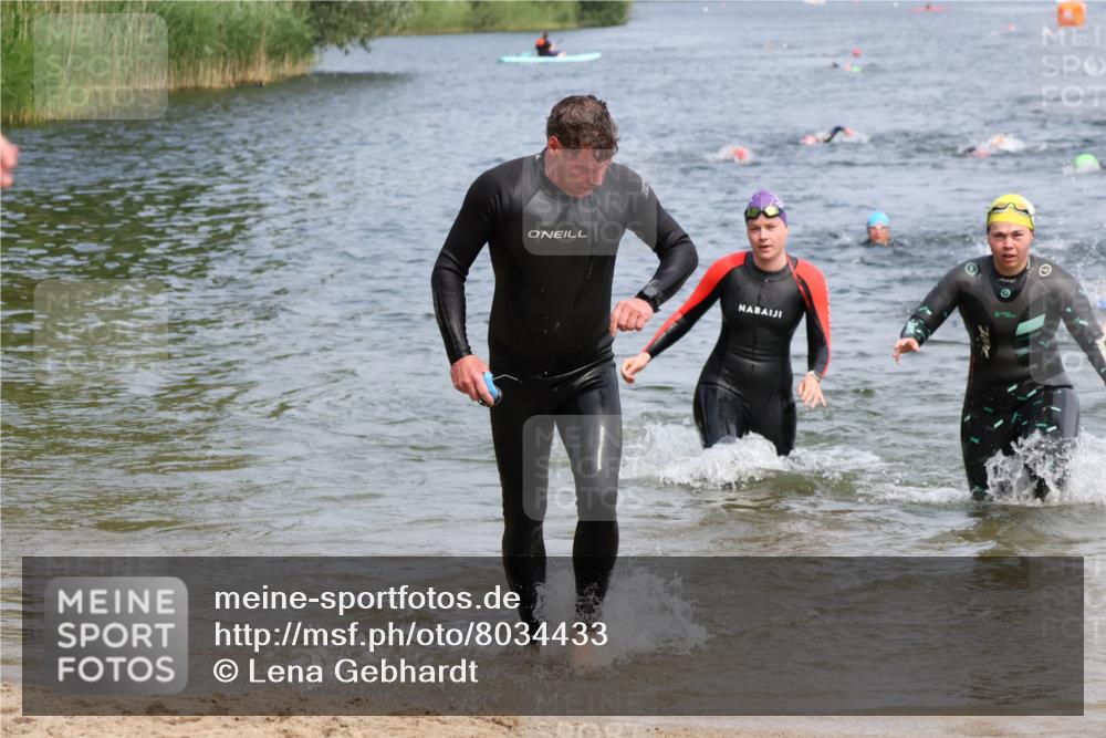 15.06.2025 - 27. Vierlanden-Triathlon Lena Gebhardt http://msf.ph/oto/8034433 15.06.2025 11:19:53 Schwimmen 806, 889, 899, 915, 932, 964 meine-sportfotos.de