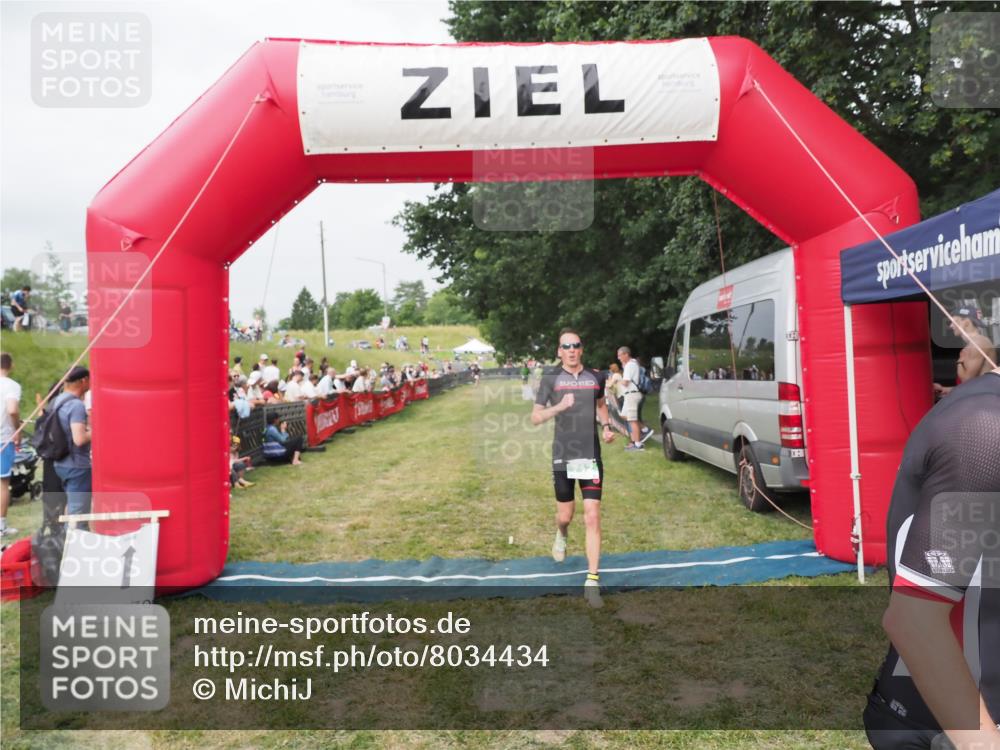 21.06.2025 - 27. Vierlanden-Triathlon MichiJ http://msf.ph/oto/8034434 15.06.2026 12:58:11 Ziel 712 meine-sportfotos.de
