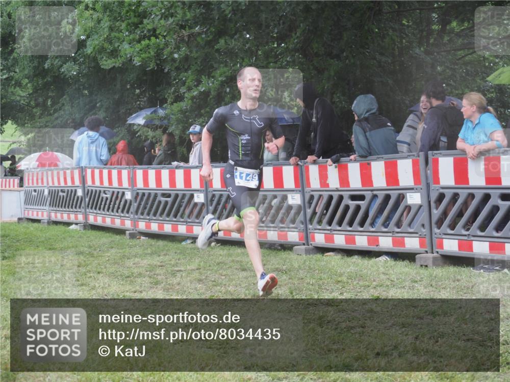21.06.2025 - 27. Vierlanden-Triathlon KatJ http://msf.ph/oto/8034435 15.06.2025 13:48:46 Ziel 684, 1149 meine-sportfotos.de