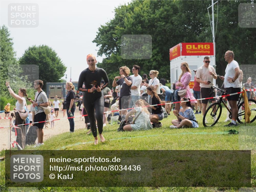 15.06.2025 - 27. Vierlanden-Triathlon KatJ http://msf.ph/oto/8034436 15.06.2025 11:18:26 Schwimmen 908, 933, 970 meine-sportfotos.de