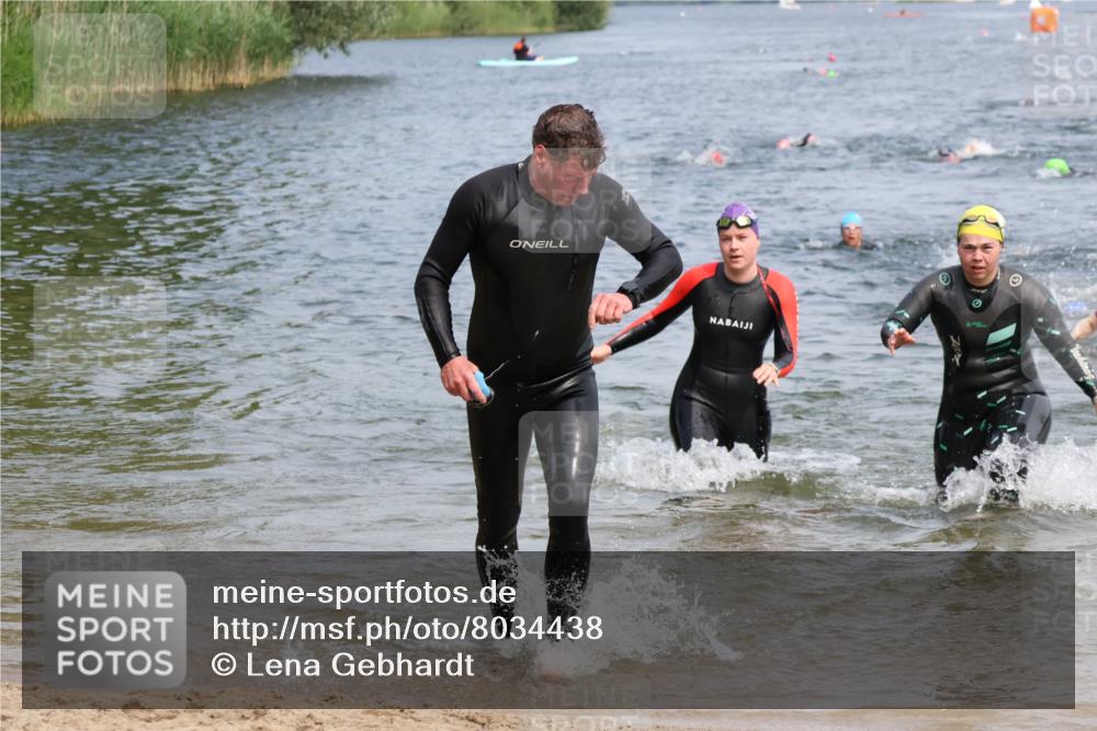 15.06.2025 - 27. Vierlanden-Triathlon Lena Gebhardt http://msf.ph/oto/8034438 15.06.2025 11:19:53 Schwimmen 806, 889, 899, 915, 932, 964 meine-sportfotos.de