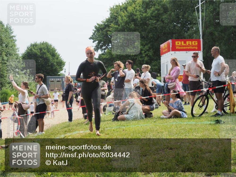 15.06.2025 - 27. Vierlanden-Triathlon KatJ http://msf.ph/oto/8034442 15.06.2025 11:18:26 Schwimmen 908, 933, 970 meine-sportfotos.de