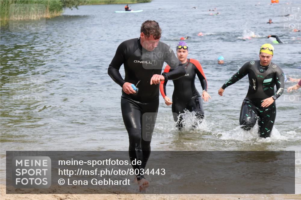 15.06.2025 - 27. Vierlanden-Triathlon Lena Gebhardt http://msf.ph/oto/8034443 15.06.2025 11:19:54 Schwimmen 806, 889, 899, 915, 932, 964 meine-sportfotos.de