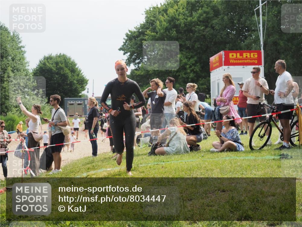 15.06.2025 - 27. Vierlanden-Triathlon KatJ http://msf.ph/oto/8034447 15.06.2025 11:18:26 Schwimmen 908, 933, 970 meine-sportfotos.de