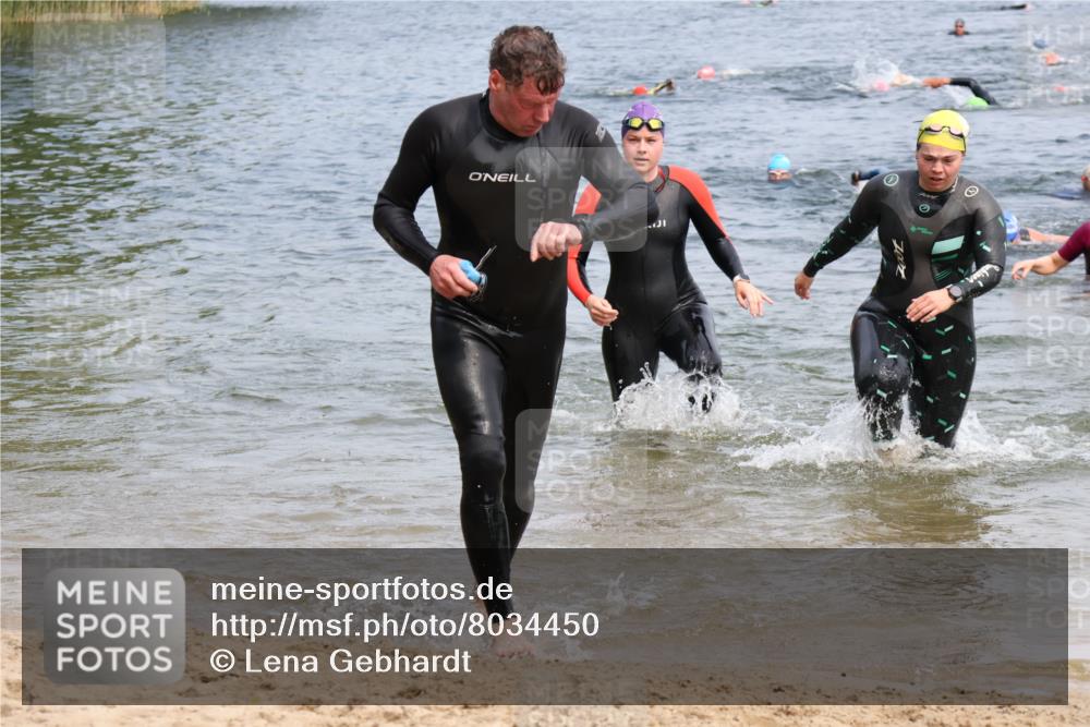 15.06.2025 - 27. Vierlanden-Triathlon Lena Gebhardt http://msf.ph/oto/8034450 15.06.2025 11:19:54 Schwimmen 806, 889, 899, 915, 932, 964 meine-sportfotos.de