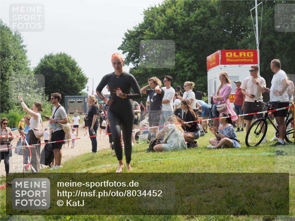 15.06.2025 - 27. Vierlanden-Triathlon KatJ http://msf.ph/oto/8034452 15.06.2025 11:18:26 Schwimmen 908, 933, 970 meine-sportfotos.de