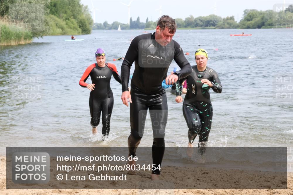 15.06.2025 - 27. Vierlanden-Triathlon Lena Gebhardt http://msf.ph/oto/8034454 15.06.2025 11:19:56 Schwimmen 806, 889, 899, 915, 932, 964, 976 meine-sportfotos.de