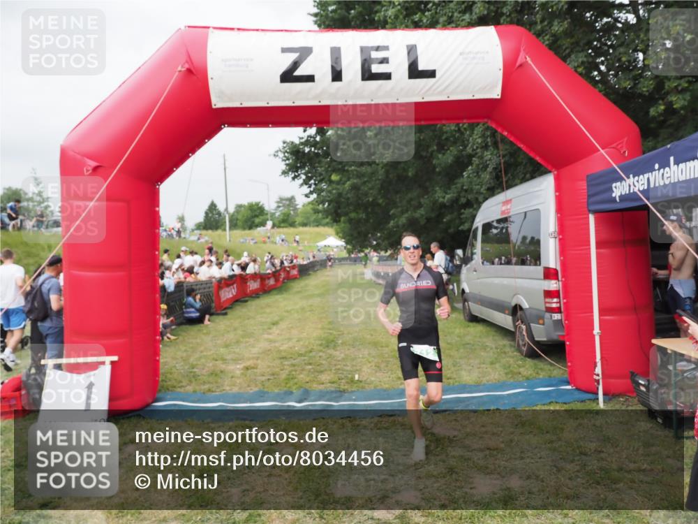 21.06.2025 - 27. Vierlanden-Triathlon MichiJ http://msf.ph/oto/8034456 15.06.2026 12:58:11 Ziel 712 meine-sportfotos.de