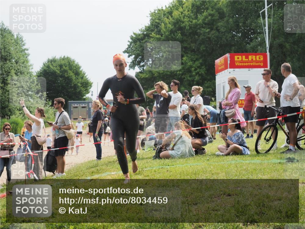 15.06.2025 - 27. Vierlanden-Triathlon KatJ http://msf.ph/oto/8034459 15.06.2025 11:18:26 Schwimmen 908, 933, 970 meine-sportfotos.de