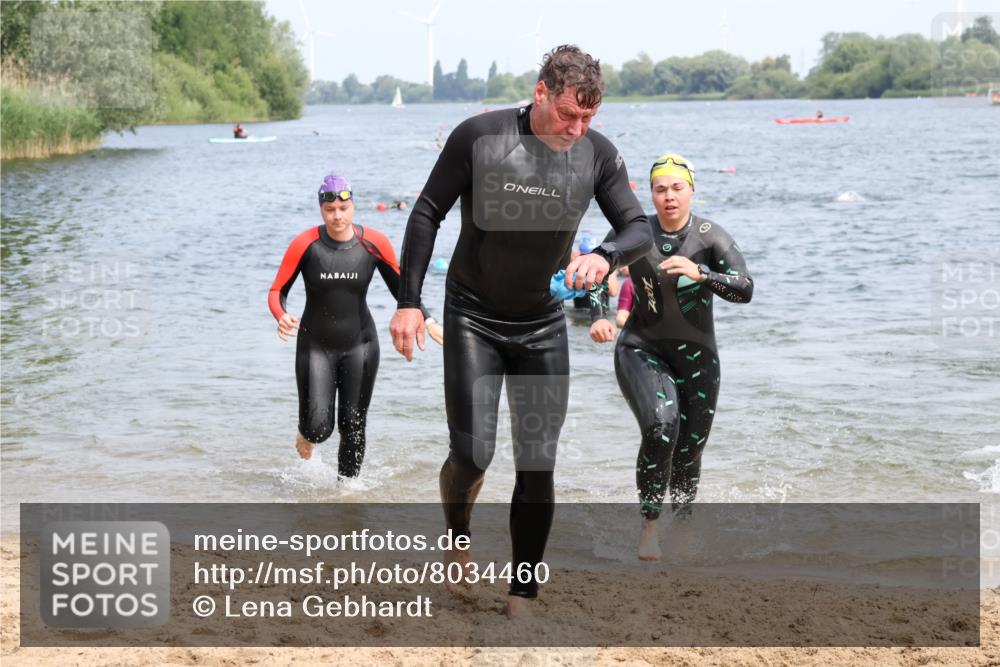 15.06.2025 - 27. Vierlanden-Triathlon Lena Gebhardt http://msf.ph/oto/8034460 15.06.2025 11:19:57 Schwimmen 806, 889, 899, 915, 930, 932, 964, 976 meine-sportfotos.de