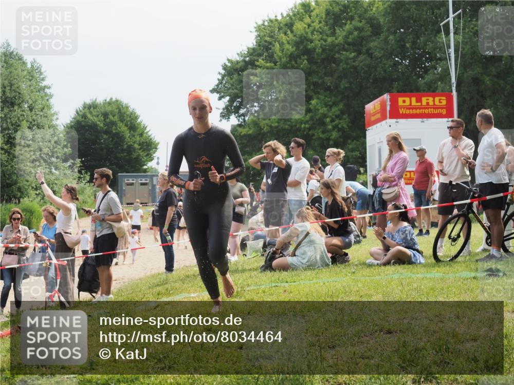 15.06.2025 - 27. Vierlanden-Triathlon KatJ http://msf.ph/oto/8034464 15.06.2025 11:18:26 Schwimmen 908, 933, 970 meine-sportfotos.de