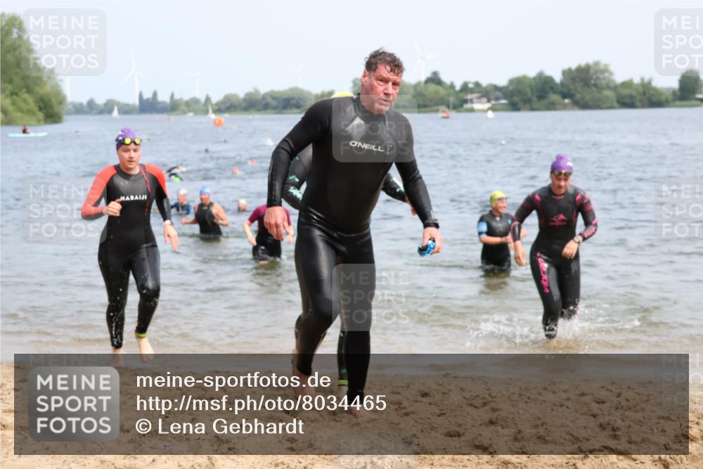 15.06.2025 - 27. Vierlanden-Triathlon Lena Gebhardt http://msf.ph/oto/8034465 15.06.2025 11:19:58 Schwimmen 806, 889, 899, 915, 930, 932, 964, 976 meine-sportfotos.de