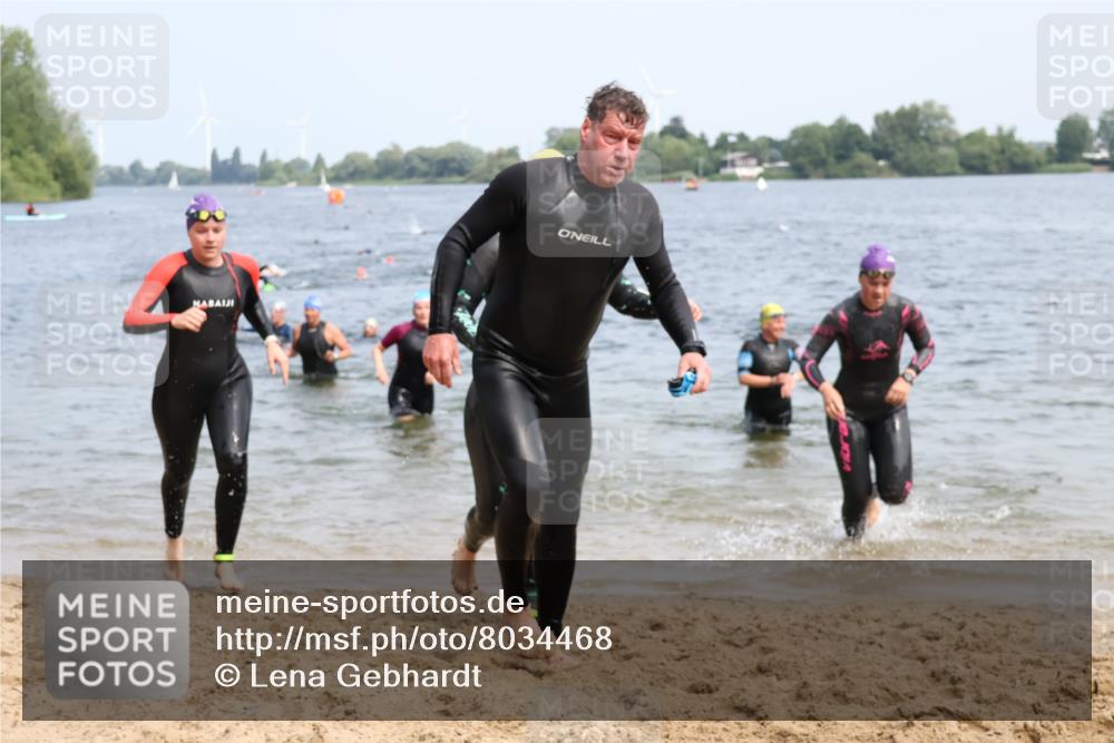15.06.2025 - 27. Vierlanden-Triathlon Lena Gebhardt http://msf.ph/oto/8034468 15.06.2025 11:19:58 Schwimmen 806, 889, 899, 915, 930, 932, 964, 976 meine-sportfotos.de