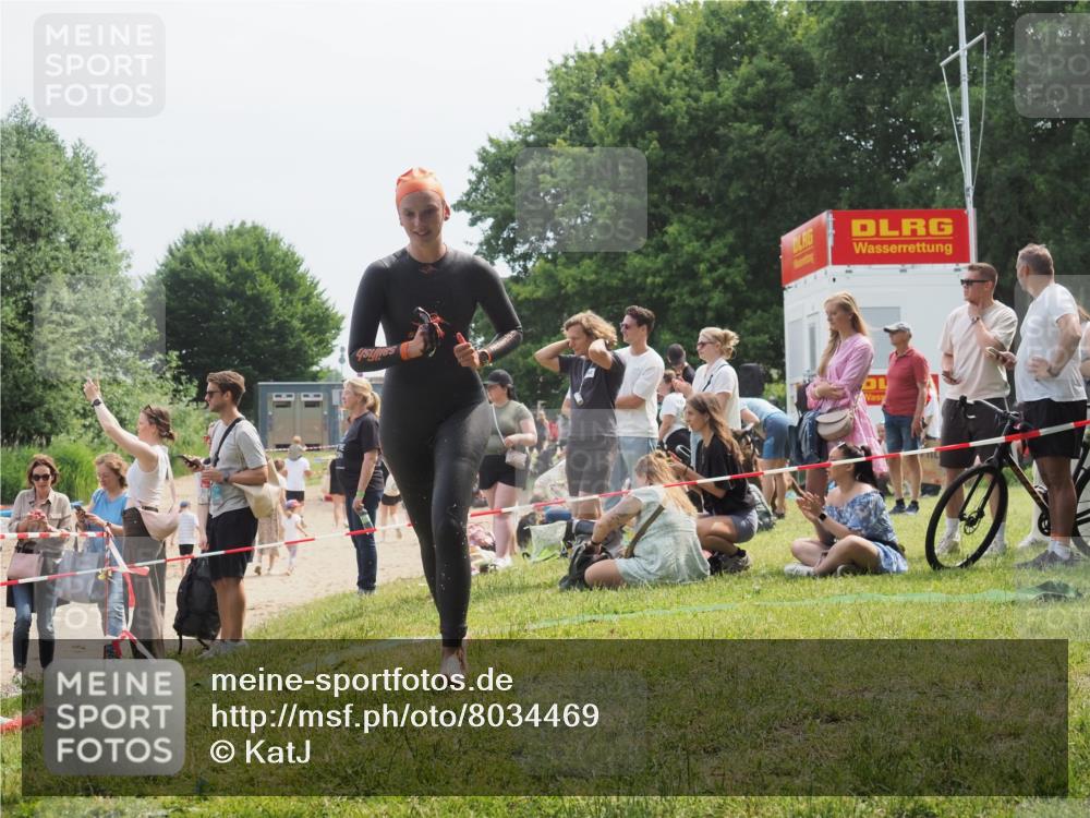 15.06.2025 - 27. Vierlanden-Triathlon KatJ http://msf.ph/oto/8034469 15.06.2025 11:18:26 Schwimmen 908, 933, 970 meine-sportfotos.de