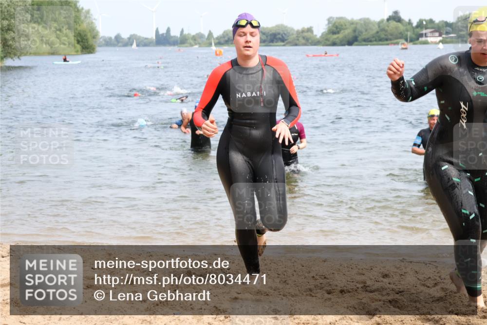 15.06.2025 - 27. Vierlanden-Triathlon Lena Gebhardt http://msf.ph/oto/8034471 15.06.2025 11:19:59 Schwimmen 806, 889, 899, 915, 930, 932, 964, 976 meine-sportfotos.de