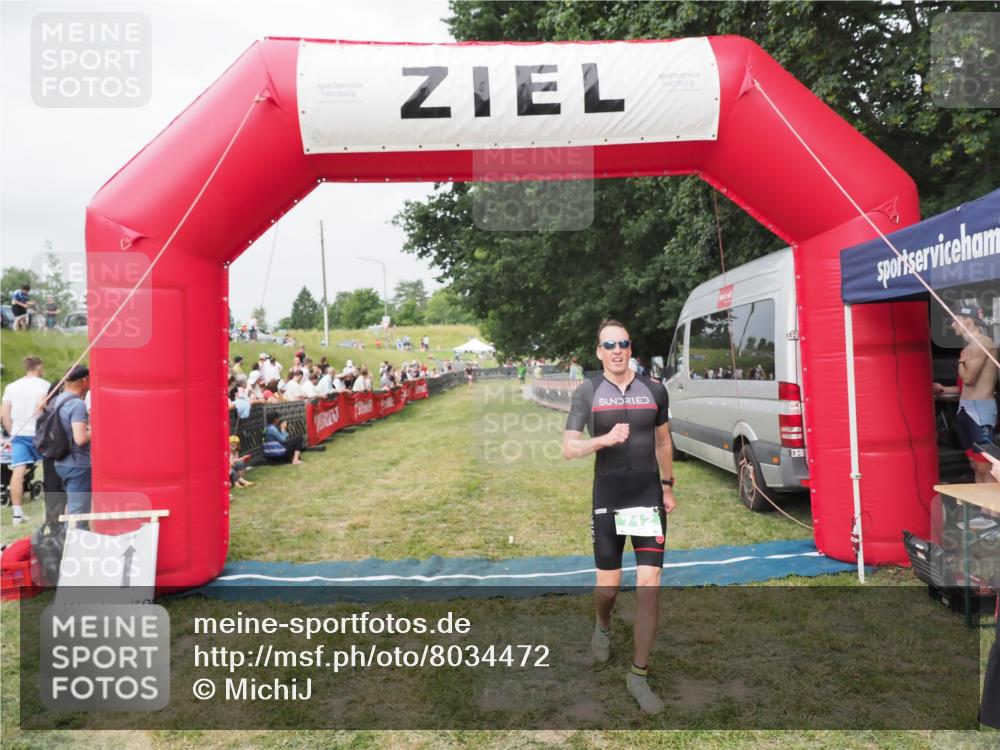 21.06.2025 - 27. Vierlanden-Triathlon MichiJ http://msf.ph/oto/8034472 15.06.2026 12:58:12 Ziel 712 meine-sportfotos.de