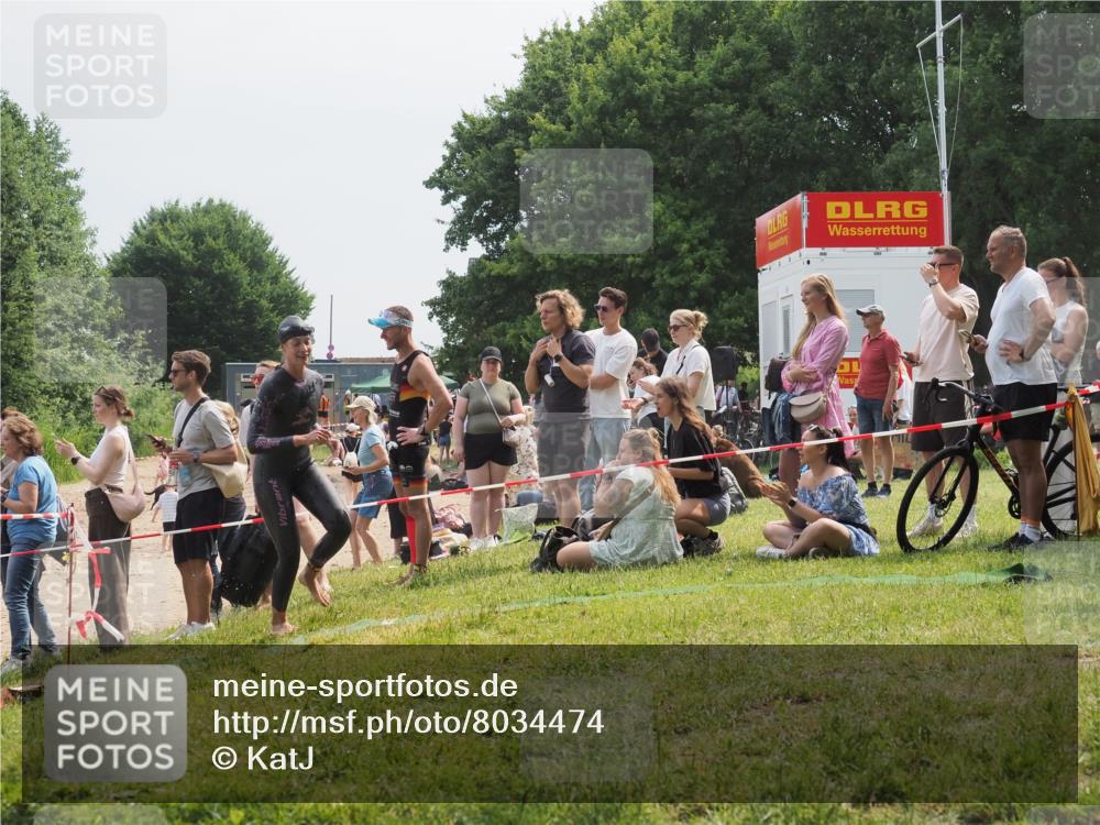 15.06.2025 - 27. Vierlanden-Triathlon KatJ http://msf.ph/oto/8034474 15.06.2025 11:18:31 Schwimmen 908, 912, 933, 970 meine-sportfotos.de