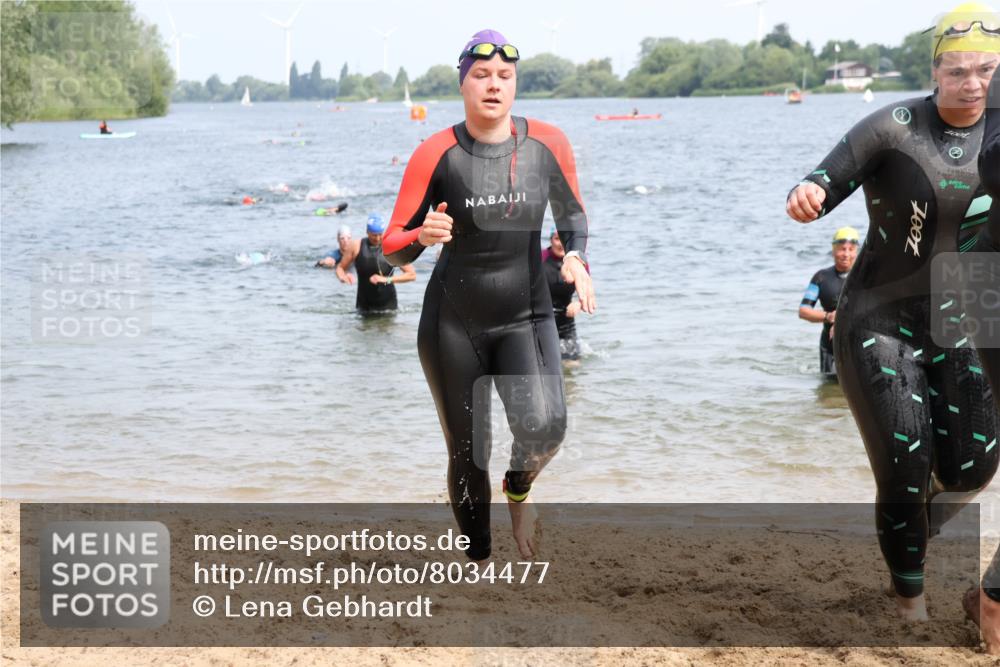 15.06.2025 - 27. Vierlanden-Triathlon Lena Gebhardt http://msf.ph/oto/8034477 15.06.2025 11:19:59 Schwimmen 806, 889, 899, 915, 930, 932, 964, 976 meine-sportfotos.de