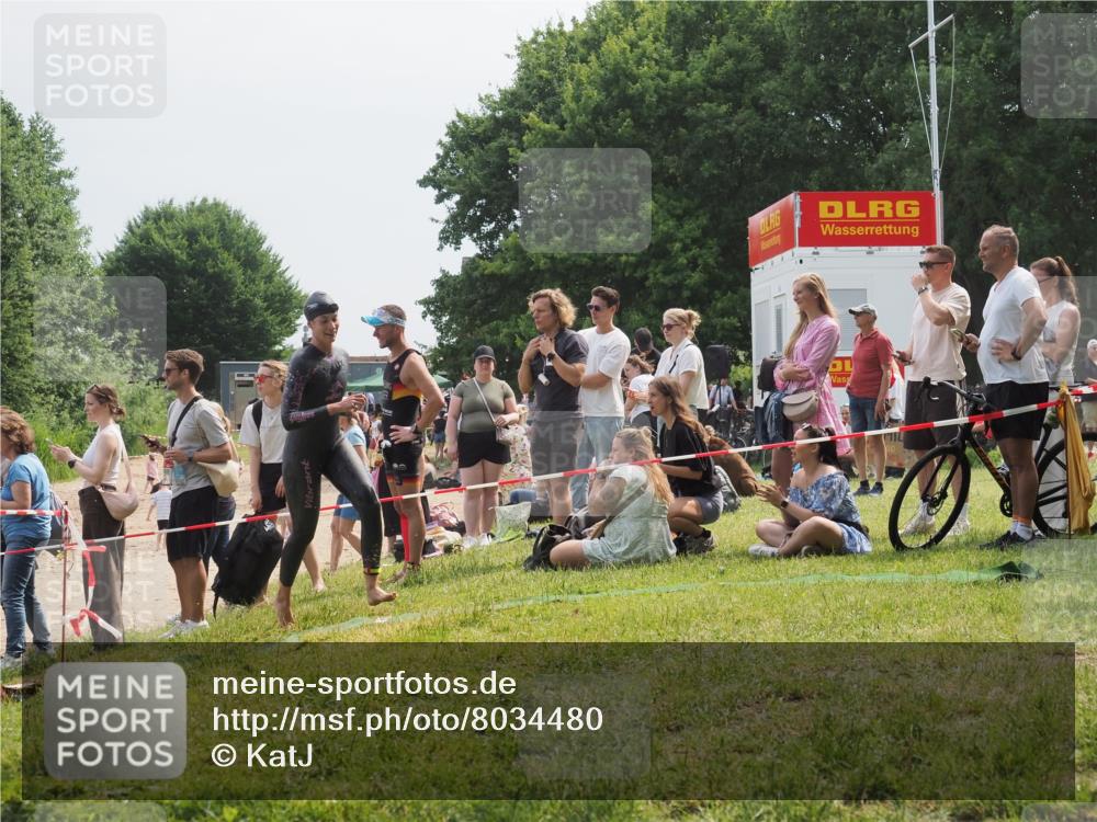 15.06.2025 - 27. Vierlanden-Triathlon KatJ http://msf.ph/oto/8034480 15.06.2025 11:18:31 Schwimmen 908, 912, 933, 970 meine-sportfotos.de