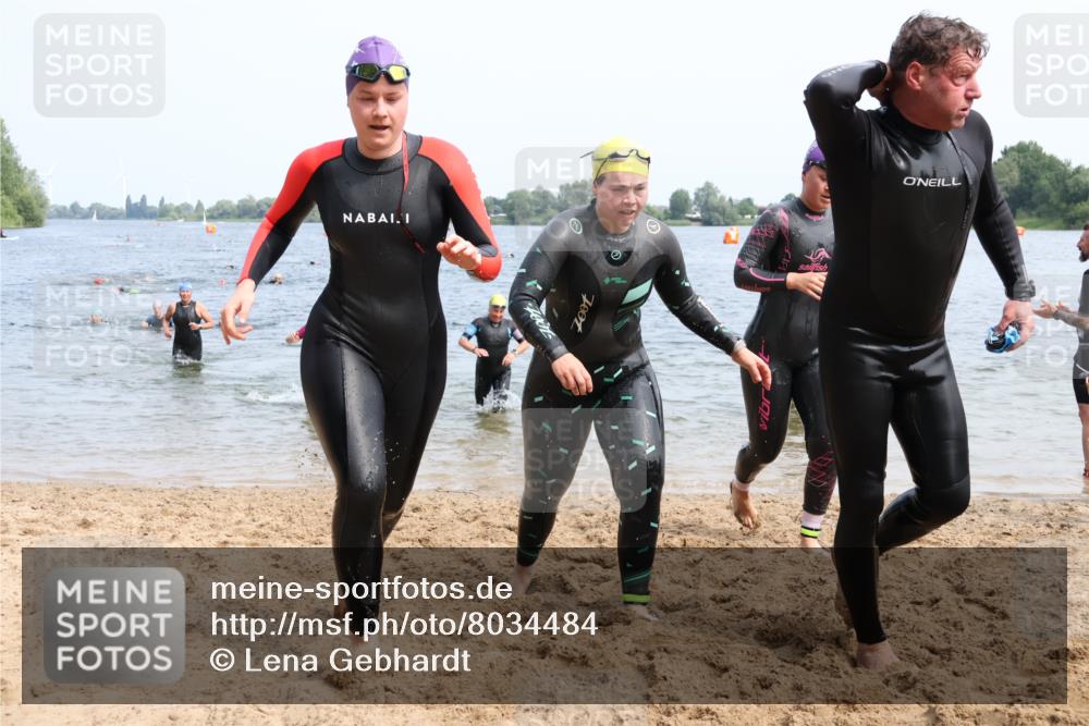 15.06.2025 - 27. Vierlanden-Triathlon Lena Gebhardt http://msf.ph/oto/8034484 15.06.2025 11:20:00 Schwimmen 806, 889, 899, 915, 930, 932, 964, 976 meine-sportfotos.de