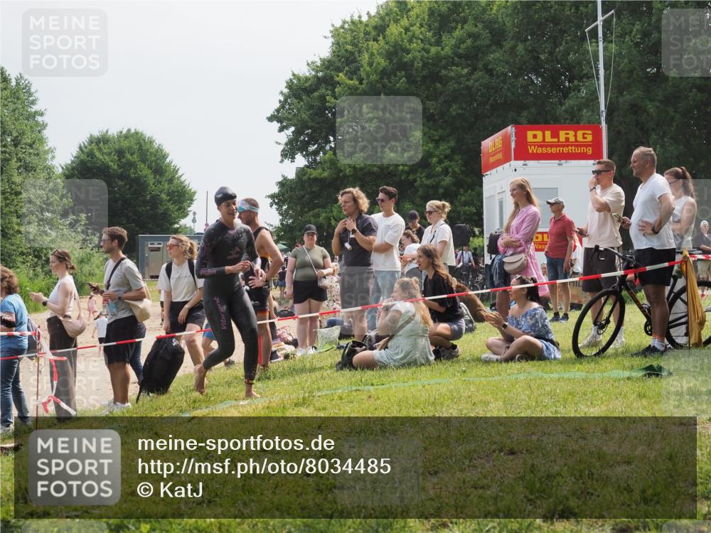 15.06.2025 - 27. Vierlanden-Triathlon KatJ http://msf.ph/oto/8034485 15.06.2025 11:18:31 Schwimmen 908, 912, 933, 970 meine-sportfotos.de