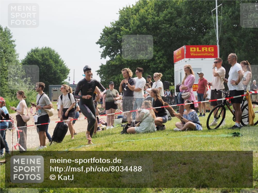 15.06.2025 - 27. Vierlanden-Triathlon KatJ http://msf.ph/oto/8034488 15.06.2025 11:18:31 Schwimmen 908, 912, 933, 970 meine-sportfotos.de