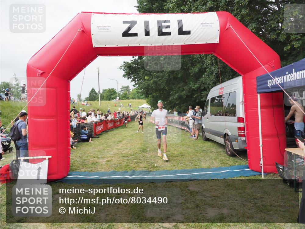 21.06.2025 - 27. Vierlanden-Triathlon MichiJ http://msf.ph/oto/8034490 15.06.2026 12:58:25 Ziel 3, 11 meine-sportfotos.de