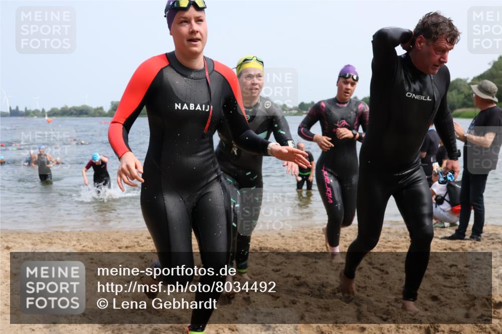 15.06.2025 - 27. Vierlanden-Triathlon Lena Gebhardt http://msf.ph/oto/8034492 15.06.2025 11:20:00 Schwimmen 806, 889, 899, 915, 930, 932, 964, 976 meine-sportfotos.de