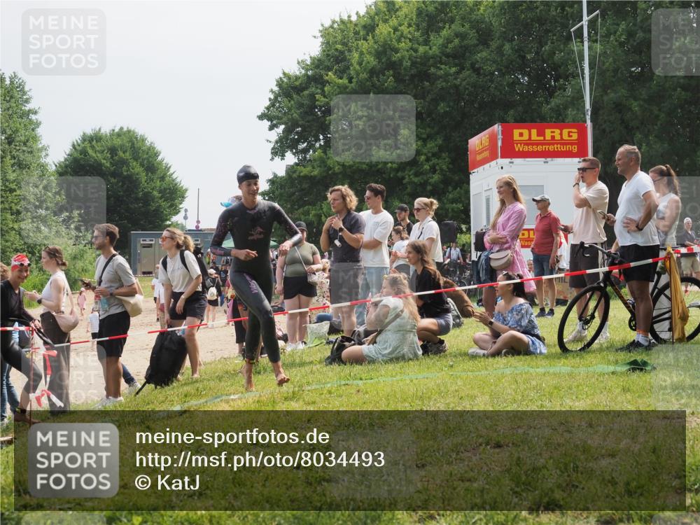 15.06.2025 - 27. Vierlanden-Triathlon KatJ http://msf.ph/oto/8034493 15.06.2025 11:18:32 Schwimmen 912, 933, 970 meine-sportfotos.de