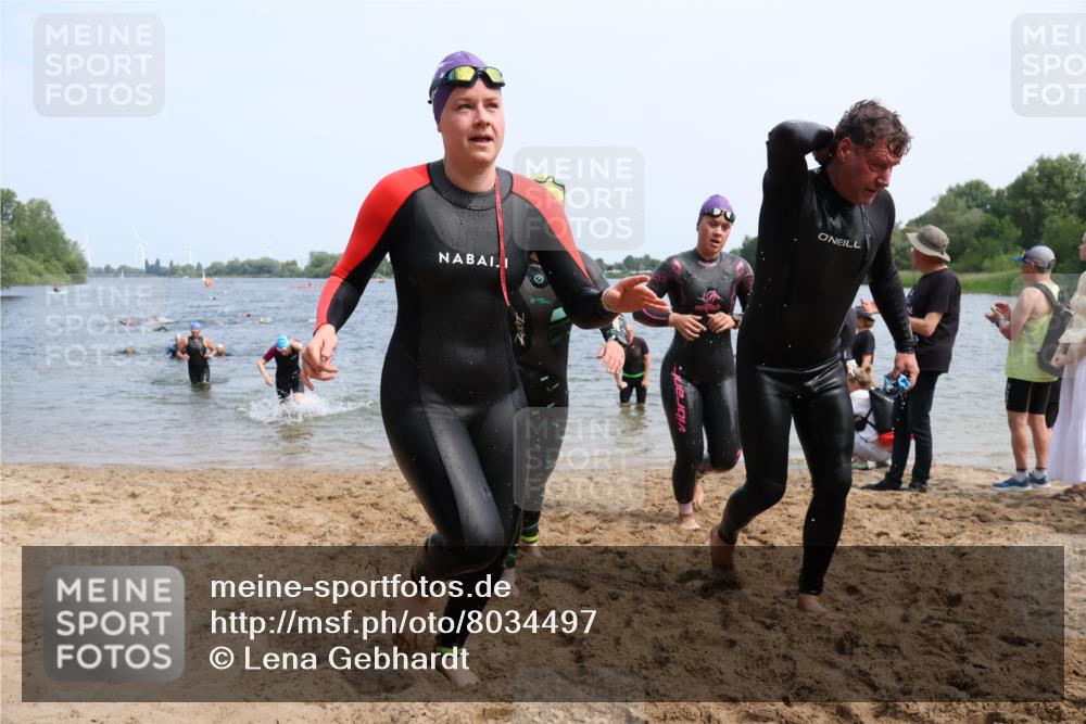 15.06.2025 - 27. Vierlanden-Triathlon Lena Gebhardt http://msf.ph/oto/8034497 15.06.2025 11:20:00 Schwimmen 806, 889, 899, 915, 930, 932, 964, 976 meine-sportfotos.de