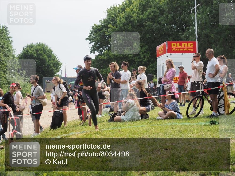 15.06.2025 - 27. Vierlanden-Triathlon KatJ http://msf.ph/oto/8034498 15.06.2025 11:18:32 Schwimmen 912, 933, 970 meine-sportfotos.de
