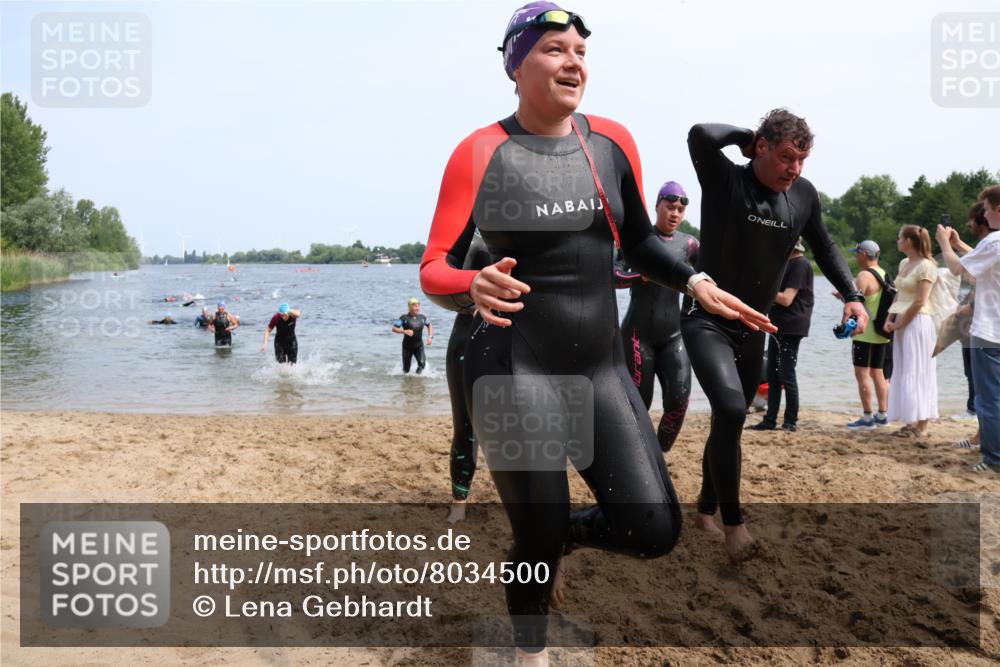 15.06.2025 - 27. Vierlanden-Triathlon Lena Gebhardt http://msf.ph/oto/8034500 15.06.2025 11:20:01 Schwimmen 806, 889, 899, 930, 932, 940, 964, 976 meine-sportfotos.de