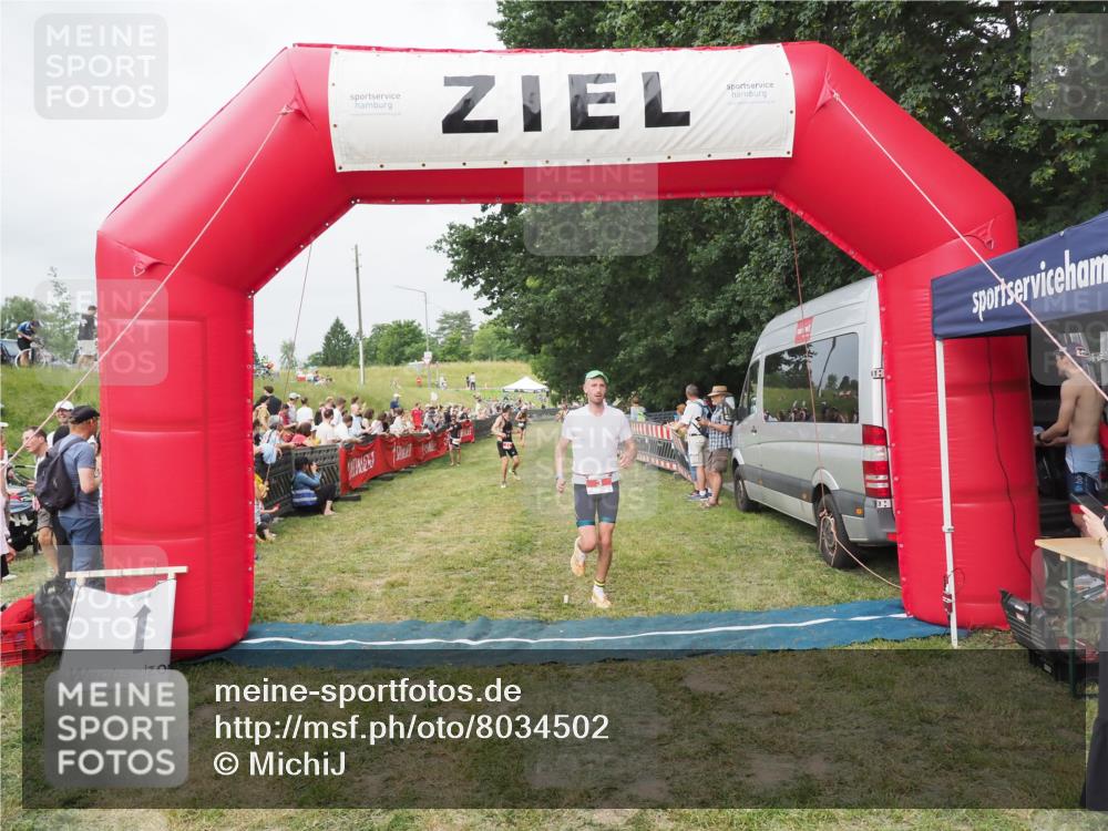 21.06.2025 - 27. Vierlanden-Triathlon MichiJ http://msf.ph/oto/8034502 15.06.2026 12:58:25 Ziel 3, 11 meine-sportfotos.de