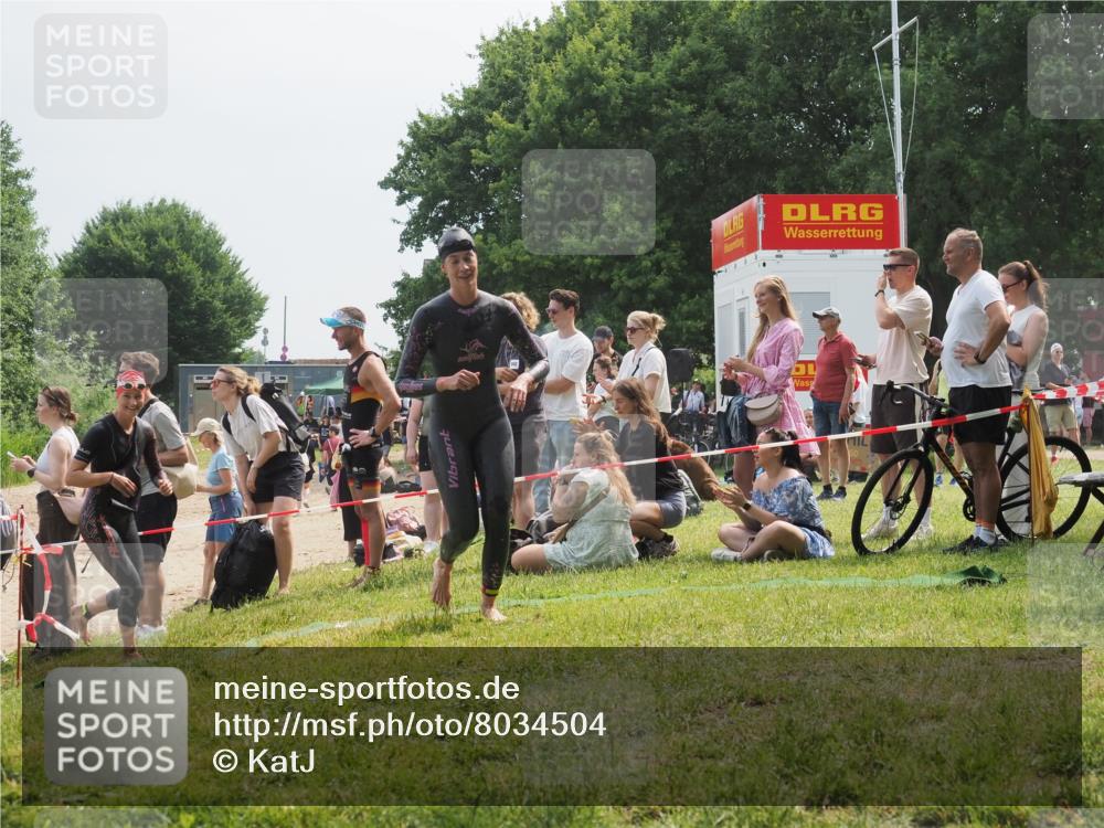15.06.2025 - 27. Vierlanden-Triathlon KatJ http://msf.ph/oto/8034504 15.06.2025 11:18:32 Schwimmen 912, 933, 970 meine-sportfotos.de